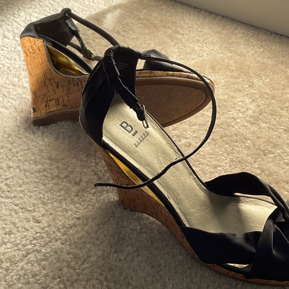 💸Bakers Black and Brown Wedges size 7